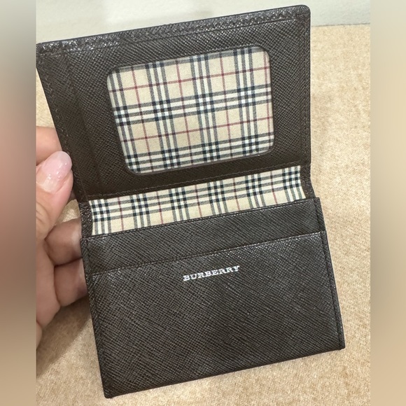 BURBERRY Grayish Brown Leather Folding Card Case (Barely Used) - Picture 5 of 17